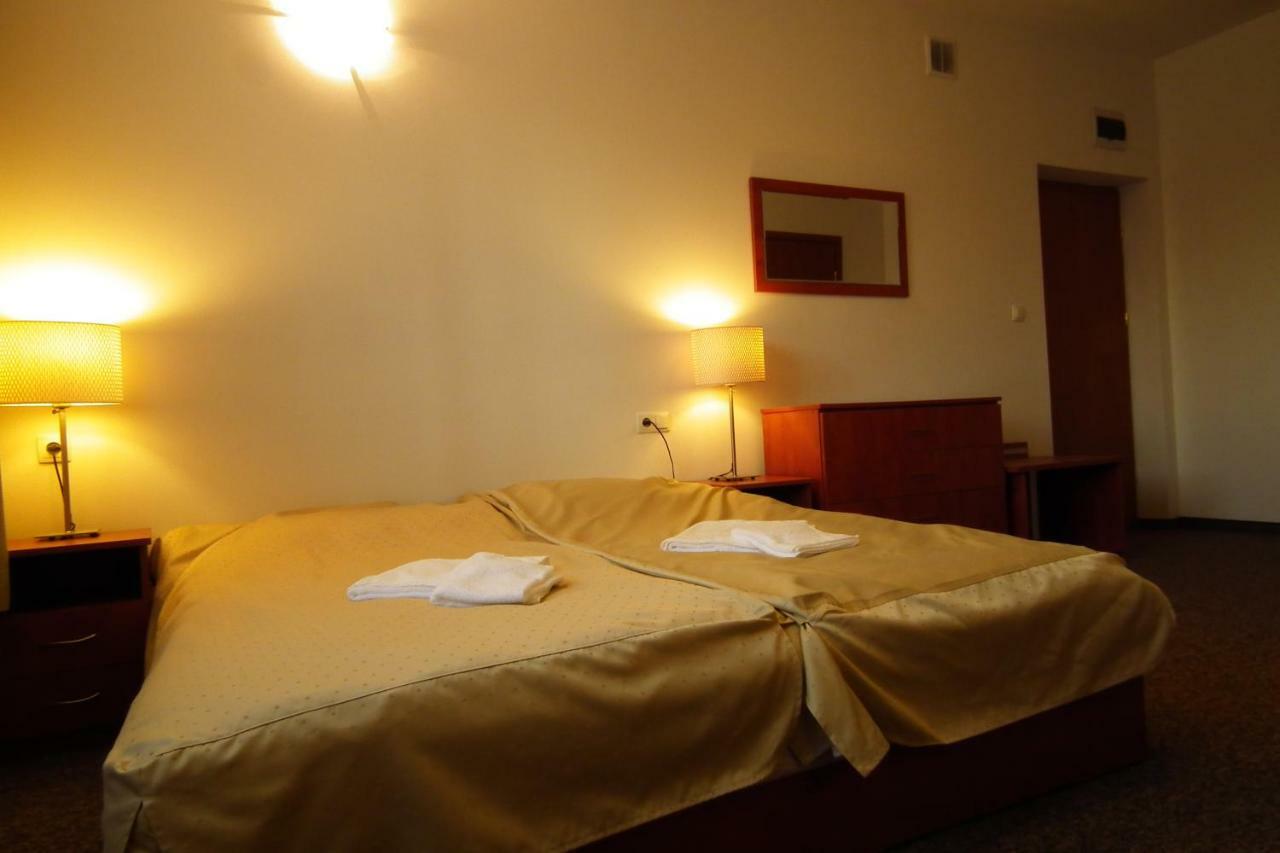 Hotelik Gold Raszyn Ngoại thất bức ảnh